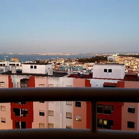 River View & Close To The Beach - Quarto Em Almada Exterior photo